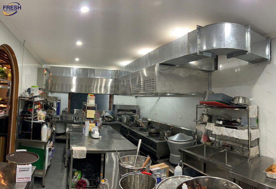 lap-dat-he-thong-hut-khoi-bep-va-cap-khi-tuoi-cho-bep-khach-san