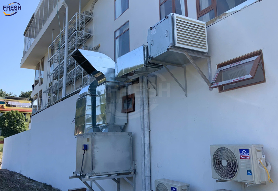 lap-dat-he-thong-hut-khoi-bep-va-cap-khi-tuoi-cho-bep-khach-san